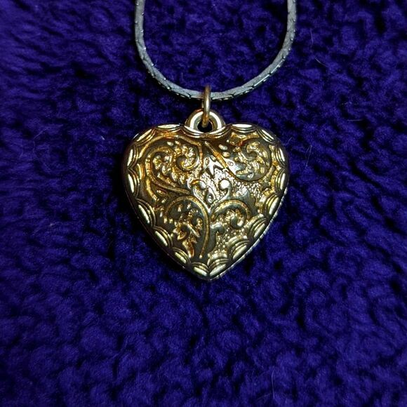 Vintage heart pendant w/chain  - Picture 1 of 2